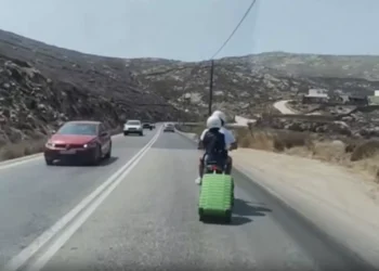Μύκονος: Εκείνος στο τιμόνι του σκούτερ κι εκείνη να τσουλάει τη βαλίτσα στον δρόμο – Το είδαμε και αυτό το δικάβαλο