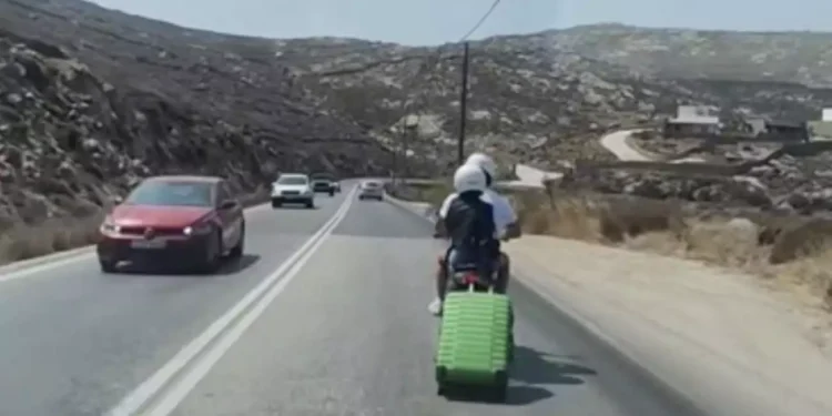 Μύκονος: Εκείνος στο τιμόνι του σκούτερ κι εκείνη να τσουλάει τη βαλίτσα στον δρόμο – Το είδαμε και αυτό το δικάβαλο