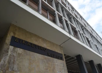 Θεσσαλονίκη: 50χρονος κυκλοφορούσε σε πάρκο με σπαθί και ρούχα παραλλαγής