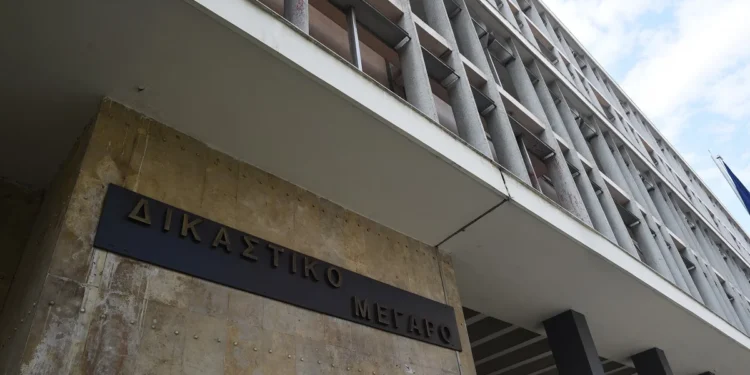 Θεσσαλονίκη: 50χρονος κυκλοφορούσε σε πάρκο με σπαθί και ρούχα παραλλαγής