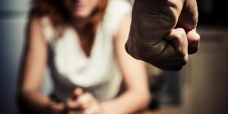 Στο νοσοκομείο 45χρονη που την ξυλοκόπησε ο πατέρας της επειδή δεν καθάρισε το δωμάτιό της