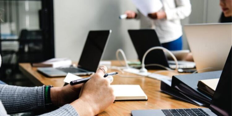 Υψηλότερη σύνταξη σε όσους εργάζονται ταυτόχρονα σε δύο εργοδότες -Επικοινωνία με τον ΕΦΚΑ μέσω Skype