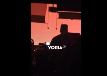 Ανατριχιαστικό βίντεο: Λεωφορείο που μεταφέρει πυροσβέστες στον Έβρο περνά μέσα από τις φλόγες