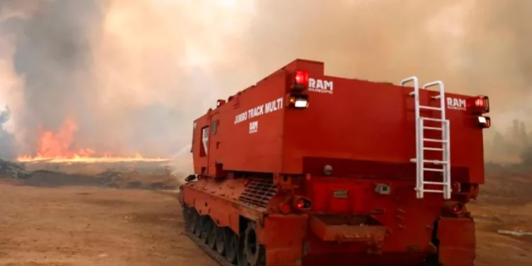Στη μάχη της κατάσβεσης στη Δαδιά το «πολεμικό» πυροσβεστικό Jumbo Track Multi – Ρίχνει 15.000 λίτρα νερού