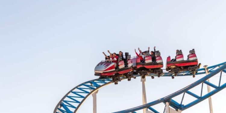 Τρενάκι λούνα παρκ κόλλησε σε μεγάλο ύψος – Οι επιβάτες κατέβηκαν με τα πόδια