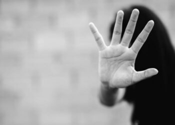 Θεσσαλονίκη: Άνδρας πέταξε σφουγγαρίστρα στη γυναίκα του – Ενώ τάιζε μικρό παιδί