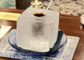 Στην Ιαπωνία σερβίρουν τον κρύο καφέ μέσα σε… παγοκολώνα -Δείτε βίντεο