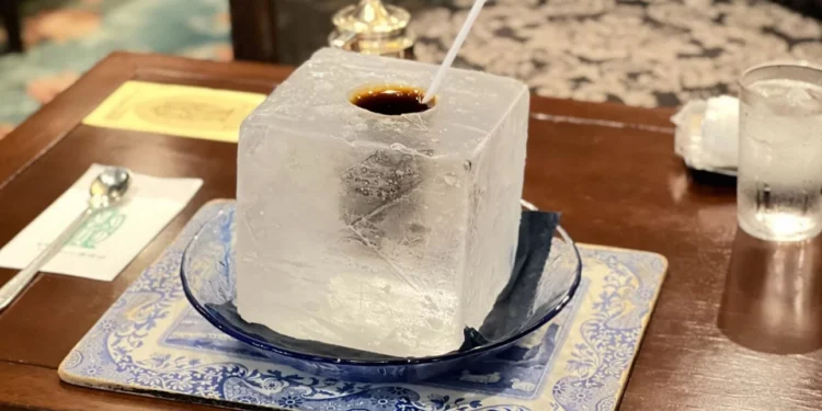 Στην Ιαπωνία σερβίρουν τον κρύο καφέ μέσα σε… παγοκολώνα -Δείτε βίντεο