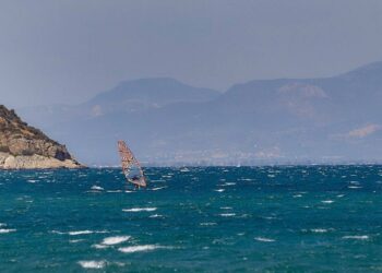 Καιρός: Περιορίζονται οι πολύ ισχυροί άνεμοι – Έρχονται μπόρες – Η πρόγνωση για το Σαββατοκύριακο