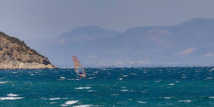 Καιρός: Περιορίζονται οι πολύ ισχυροί άνεμοι – Έρχονται μπόρες – Η πρόγνωση για το Σαββατοκύριακο