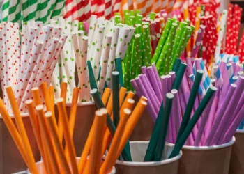 Tέλος και τα χάρτινα καλαμάκια; Επιστήμονες λένε ότι είναι δυνητικά επικίνδυνα για τους ανθρώπους και το περιβάλλον