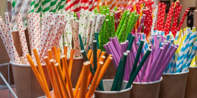 Tέλος και τα χάρτινα καλαμάκια; Επιστήμονες λένε ότι είναι δυνητικά επικίνδυνα για τους ανθρώπους και το περιβάλλον