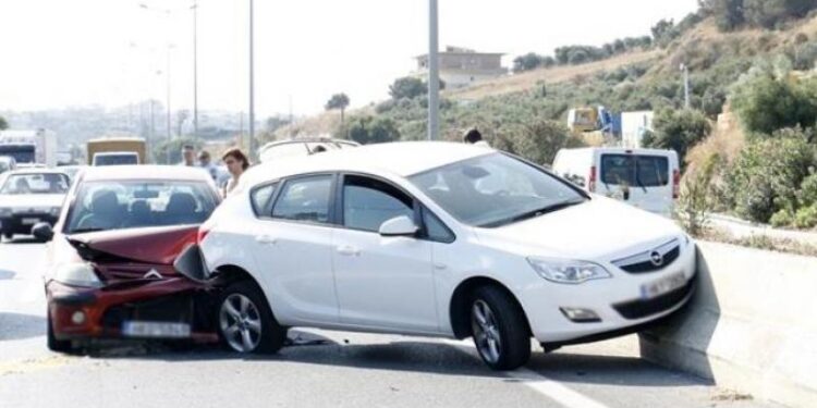 Θεσσαλονίκη: Τροχαίο με καραμπόλα – Λεωφορείο χτύπησε με 3 ΙΧ αυτοκίνητα