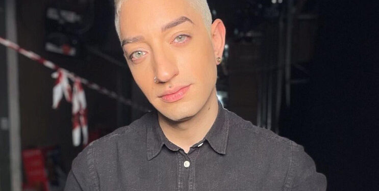 Γιάννης Κατινάκης – Καταγγέλλει ομοφοβική επίθεση στο κέντρο της Αθήνας: “Με έφτυσαν”