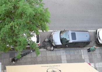 Κολώνα φωτισμού έπεσε πάνω σε παρκαρισμένο ΙΧ στη Θεσσαλονίκη