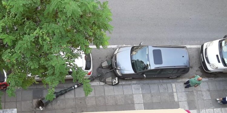 Κολώνα φωτισμού έπεσε πάνω σε παρκαρισμένο ΙΧ στη Θεσσαλονίκη