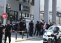 Βίντεο ντοκουμέντο: Η στιγμή που ο αστυνομικός πυροβολεί τον ληστή στον Κολωνό -Του επιτέθηκε με μαχαίρι