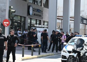 Βίντεο ντοκουμέντο: Η στιγμή που ο αστυνομικός πυροβολεί τον ληστή στον Κολωνό -Του επιτέθηκε με μαχαίρι