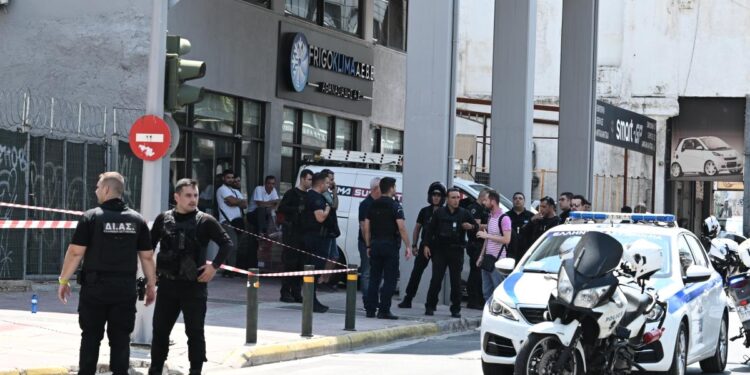 Βίντεο ντοκουμέντο: Η στιγμή που ο αστυνομικός πυροβολεί τον ληστή στον Κολωνό -Του επιτέθηκε με μαχαίρι