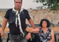 Ο έρως χρόνια δεν κοιτά: Η 82χρονη Παρασκιώ αρραβωνιάστηκε τον 41χρονο Κωστή – Δείτε βίντεο