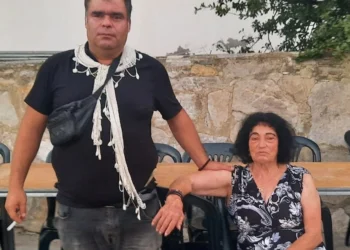 Ο έρως χρόνια δεν κοιτά: Η 82χρονη Παρασκιώ αρραβωνιάστηκε τον 41χρονο Κωστή – Δείτε βίντεο