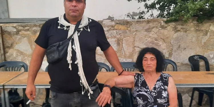 Ο έρως χρόνια δεν κοιτά: Η 82χρονη Παρασκιώ αρραβωνιάστηκε τον 41χρονο Κωστή – Δείτε βίντεο