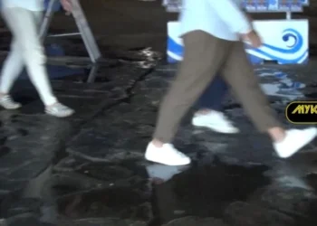 Γέμισε λύματα το παλιό λιμάνι της Μυκόνου: Τουρίστες λόγω της βρώμας άδειασαν καφέ και εστιατόρια (vid)