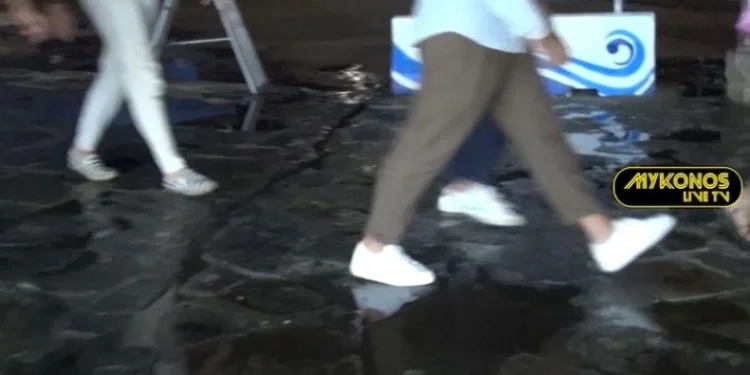 Γέμισε λύματα το παλιό λιμάνι της Μυκόνου: Τουρίστες λόγω της βρώμας άδειασαν καφέ και εστιατόρια (vid)