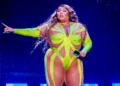 Lizzo: Βαριές κατηγορίες εις βάρος της – Ανάγκαζε χορεύτριές της να τρώνε μπανάνες από κόλπους ιερόδουλων