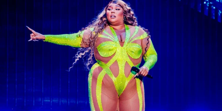 Lizzo: Βαριές κατηγορίες εις βάρος της – Ανάγκαζε χορεύτριές της να τρώνε μπανάνες από κόλπους ιερόδουλων