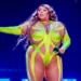 Lizzo: Βαριές κατηγορίες εις βάρος της – Ανάγκαζε χορεύτριές της να τρώνε μπανάνες από κόλπους ιερόδουλων