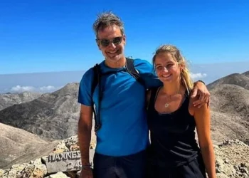 Κυριάκος Μητσοτάκης: Στα Λευκά Όρη με την κόρη του Δάφνη – «Κατακτώντας κορυφές»