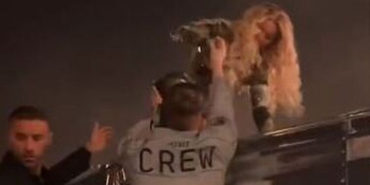 Μπιγιονσέ: Χαμός με το βίντεο που δείχνει σεκιουριτά να την «θωπεύει»