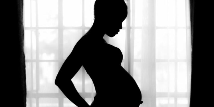 Παράνομες υιοθεσίες στα Χανιά: 30 εγκυμονούσες αναγκάζονταν να ζουν σε τρώγλες στην Κρήτη