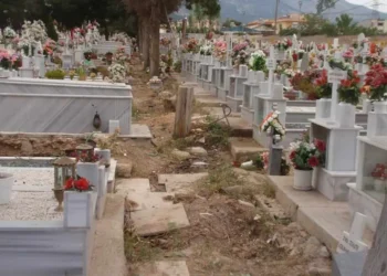 Ναύπακτος: Μπήκε σε νεκροταφείο και άρχισε να κλέβει αντικείμενα από τα μνήματα