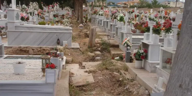 Ναύπακτος: Μπήκε σε νεκροταφείο και άρχισε να κλέβει αντικείμενα από τα μνήματα