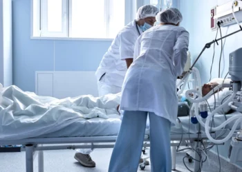 Κορωνοϊός: Αυξήθηκαν κατά 54% οι εισαγωγές και 29% οι διασωληνώσεις – Επελαύνει η υποπαραλλαγή Eris