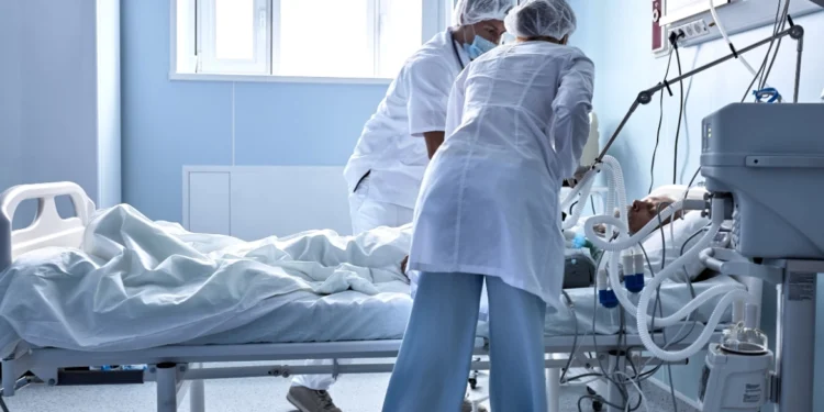 Κορωνοϊός: Αυξήθηκαν κατά 54% οι εισαγωγές και 29% οι διασωληνώσεις – Επελαύνει η υποπαραλλαγή Eris