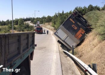 Θεσσαλονίκη: Απεγκλωβίστηκε ο οδηγός του φορτηγού που τούμπαρε στον Περιφερειακό – Μεταφέρθηκε στο νοσοκομείο (video)