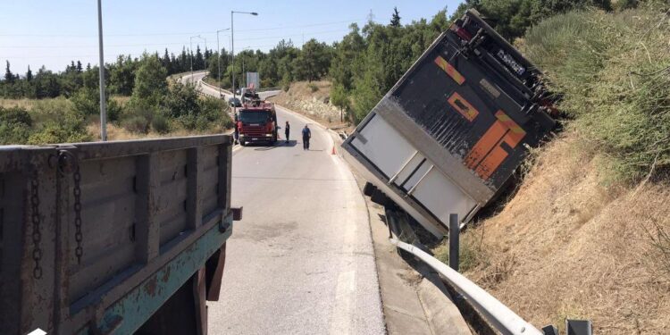 Θεσσαλονίκη: Απεγκλωβίστηκε ο οδηγός του φορτηγού που τούμπαρε στον Περιφερειακό – Μεταφέρθηκε στο νοσοκομείο (video)