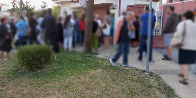 Κοζάνη: Πανικός και ουρές για τις νέες ταυτότητες… «πριν έρθει το τσιπάκι» (Εικόνες)