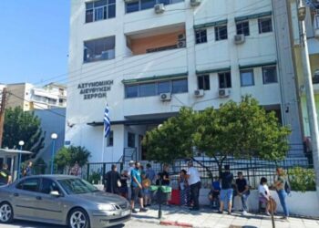 Σέρρες – Ταυτότητες: Ζητά αμοιβή για να κρατήσει σειρά για την ανανέωση ταυτότητας