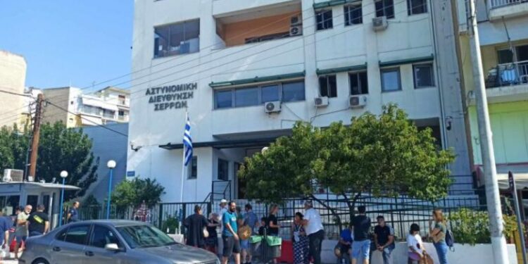 Σέρρες – Ταυτότητες: Ζητά αμοιβή για να κρατήσει σειρά για την ανανέωση ταυτότητας