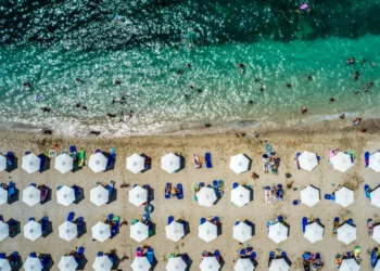 Νάξος: Στο αυτόφωρο τρεις επιχειρηματίες γιατί άπλωσαν ξανά ομπρελοκαθίσματα