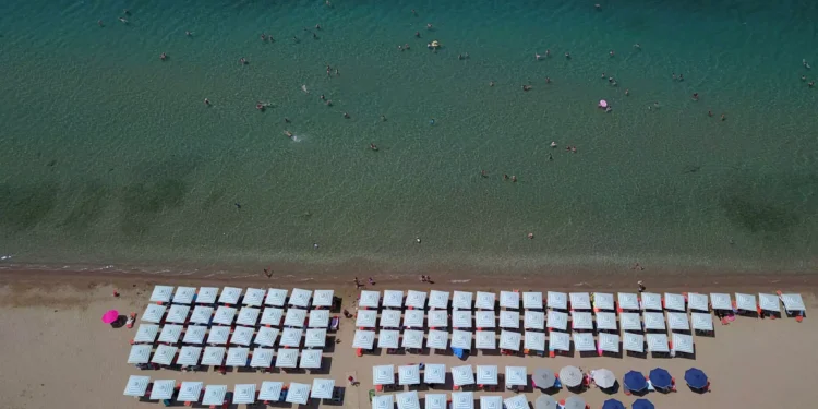 Κίνημα της πετσέτας: Σαρωτικοί έλεγχοι στις παραλίες – Από κόσκινο 918 επιχειρήσεις