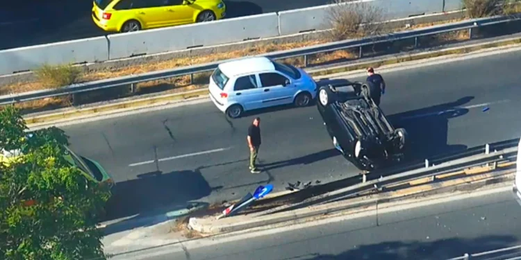 Φάληρο: Σοβαρό τροχαίο στην παραλιακή – Αναποδογύρισε αμάξι, δείτε βίντεο