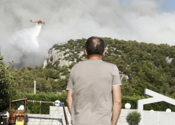 Φωτιά στην Πάρνηθα: Εκκενώθηκαν γηροκομεία στο Μενίδι – Ένας υπερήλικας στο νοσοκομείο, μεταφέρθηκαν πάνω από 150 άτομα