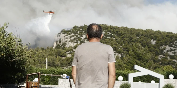 Φωτιά στην Πάρνηθα: Εκκενώθηκαν γηροκομεία στο Μενίδι – Ένας υπερήλικας στο νοσοκομείο, μεταφέρθηκαν πάνω από 150 άτομα