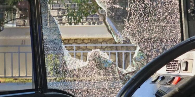 Ωραιόκαστρο: Εσπασε το τζάμι λεωφορείου του ΚΤΕΛ και επιτέθηκε στον οδηγό