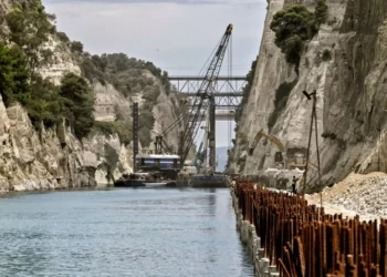 Διώρυγα της Κορίνθου: Φορτηγό πλοίο προσέκρουσε στον δίαυλο – Απαγορεύτηκε ο απόπλους